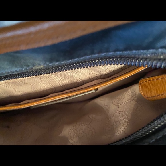 Micheal Kors crossbody - Picture 4 of 4